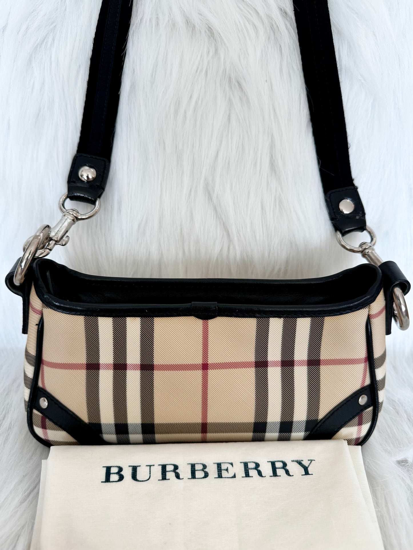حقيبة كروس بودي صغيرة من Burberry House Check بتصميم باجيت