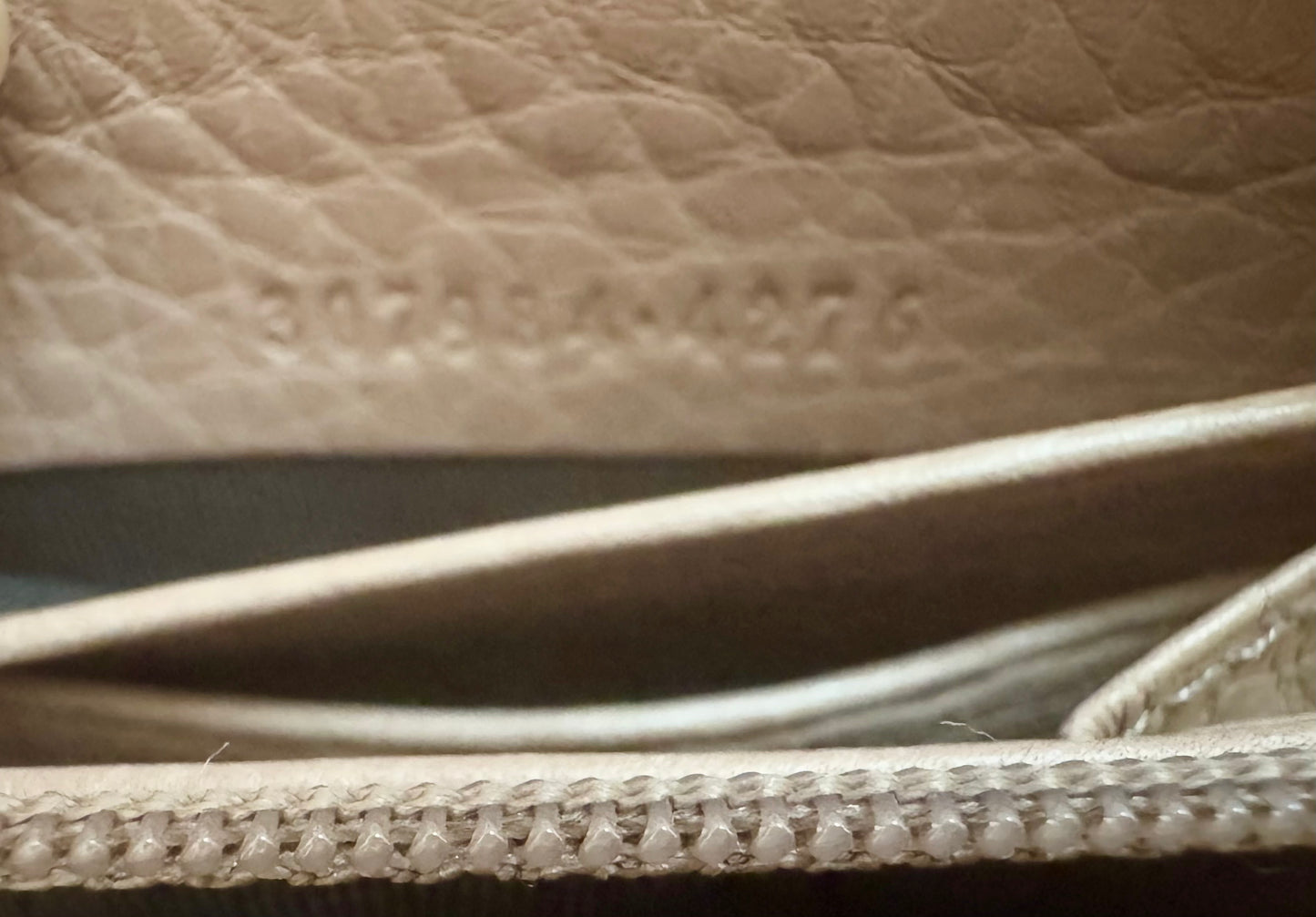 محفظة غوتشي زيبي الطويلة مع شرابة من الخيزران