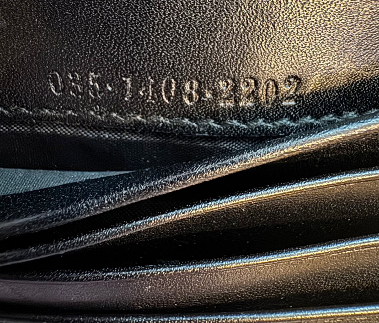 محفظة Gucci GG ثنائية الطي من القماش والجلد