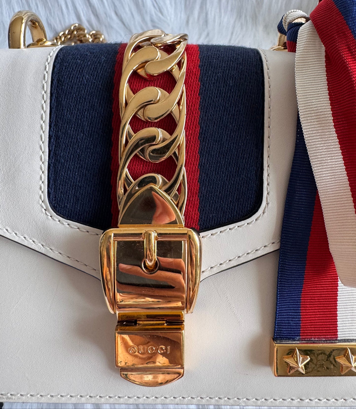 حقيبة كتف صغيرة Gucci GG Marmont - حمراء