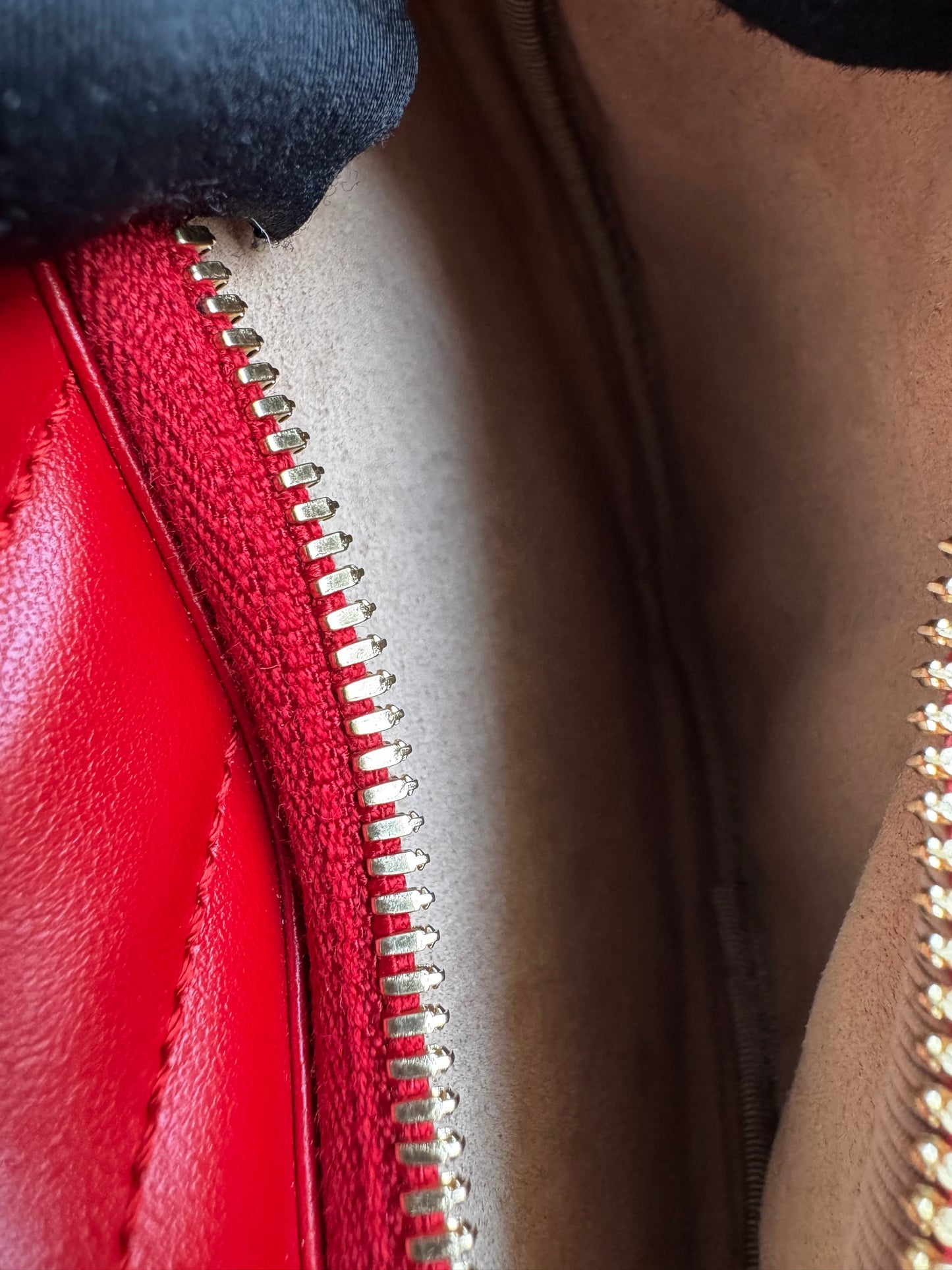 حقيبة كتف صغيرة Gucci GG Marmont - حمراء