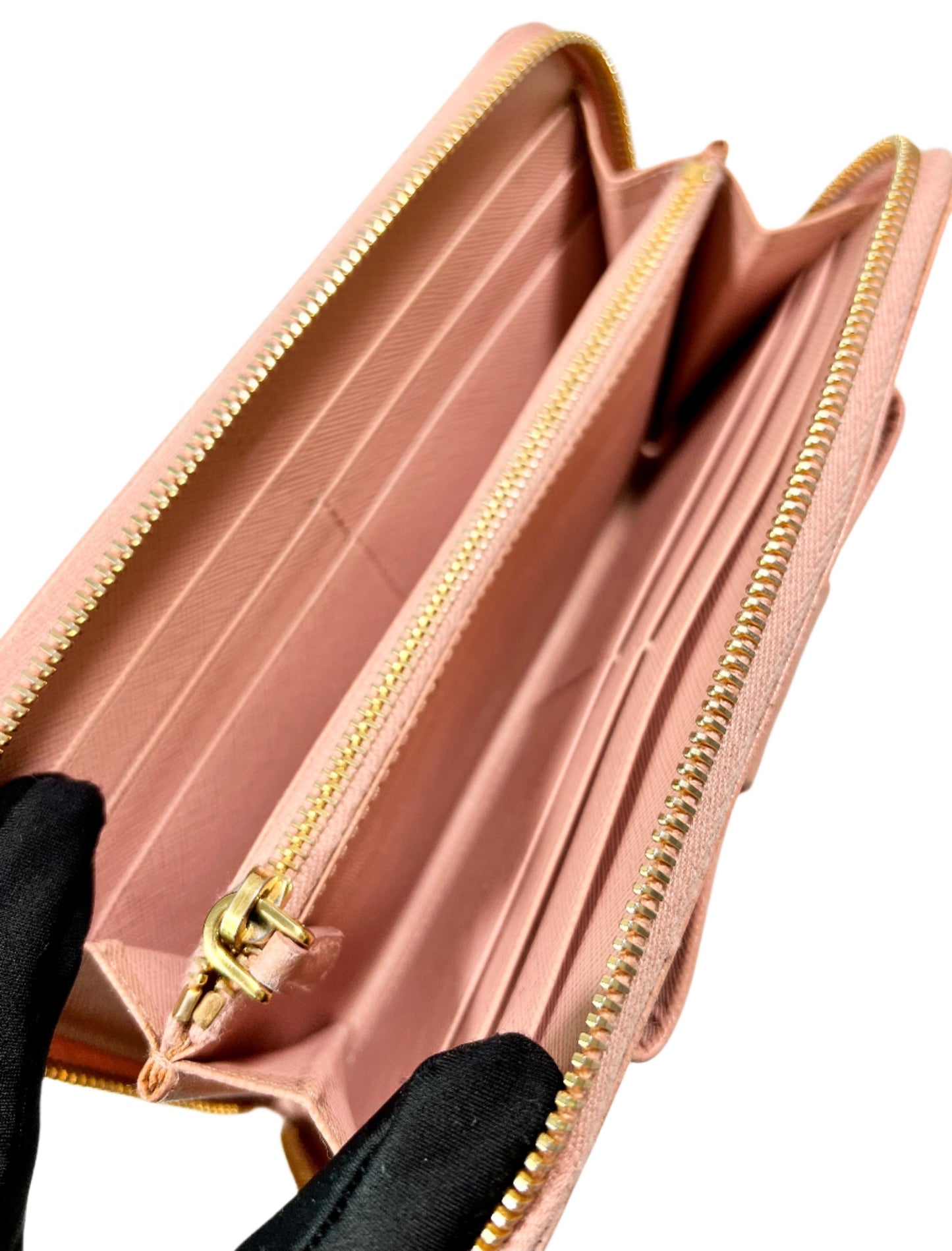 محفظة برادا طويلة بسحاب من السافيانو باللون الوردي