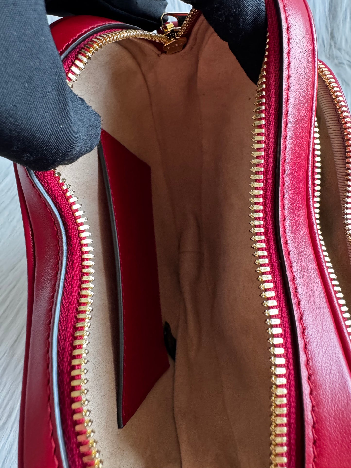 حقيبة كتف صغيرة Gucci GG Marmont - حمراء