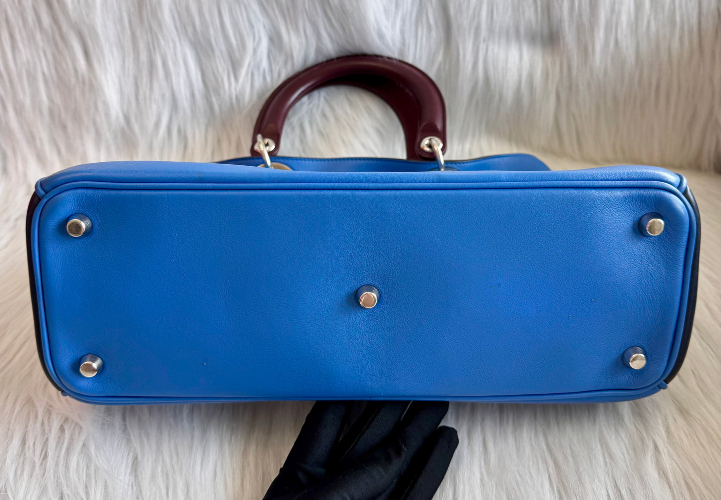 حقيبة كتف تروتر باللون الأزرق الداكن من كريستيان ديور