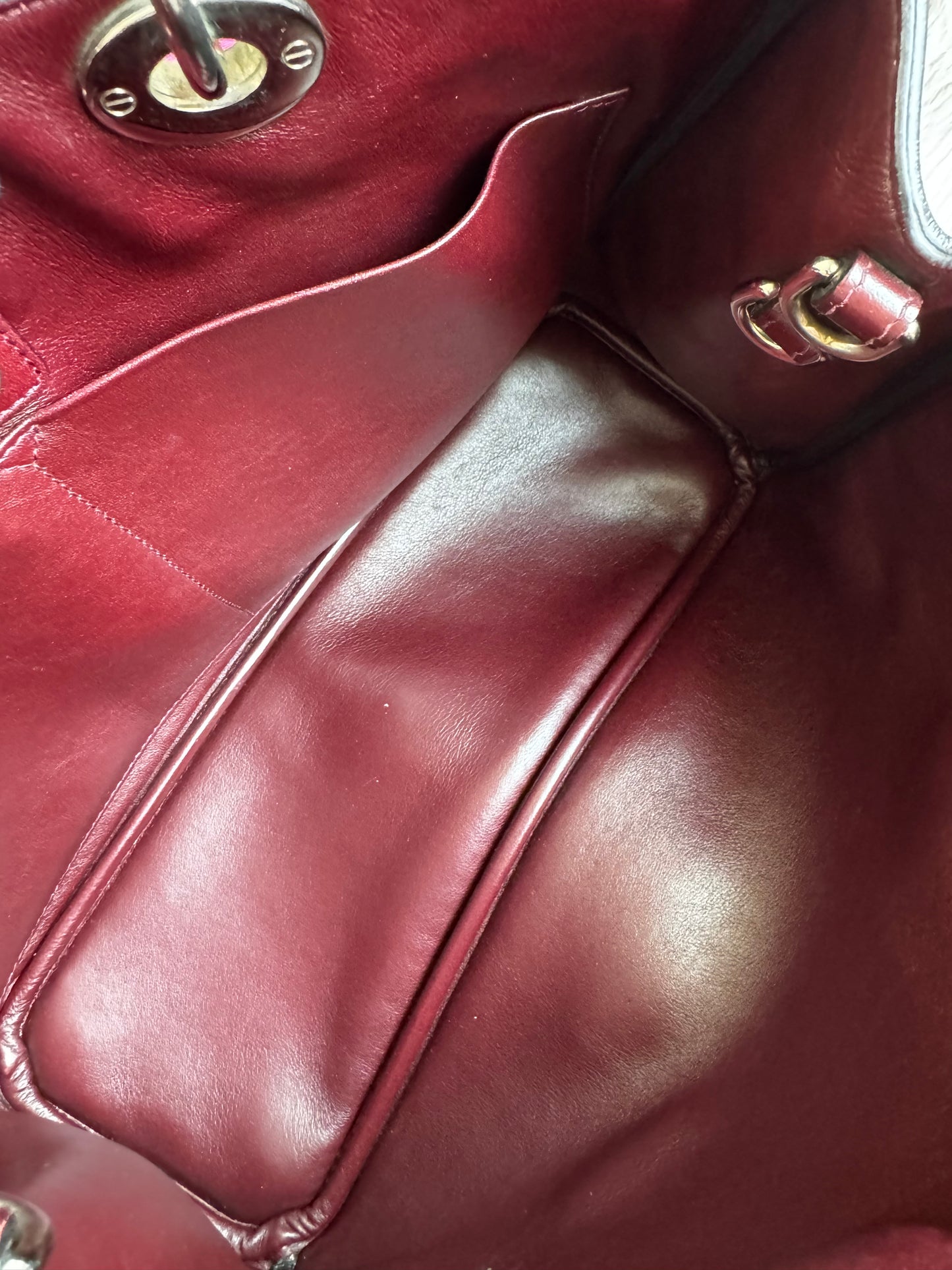 حقيبة كتف تروتر باللون الأزرق الداكن من كريستيان ديور