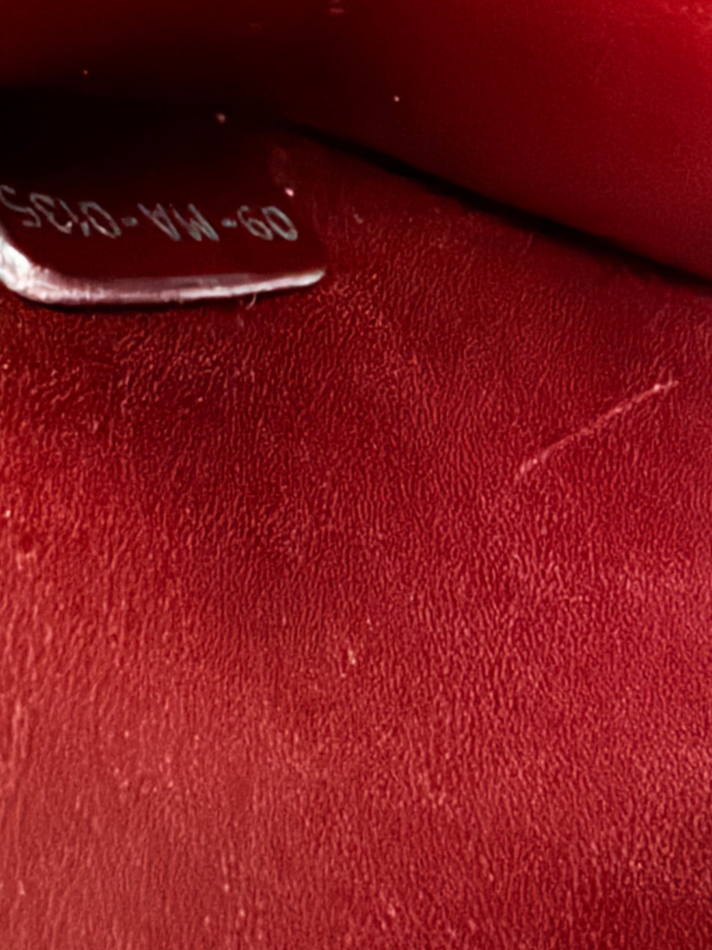 حقيبة كتف تروتر باللون الأزرق الداكن من كريستيان ديور