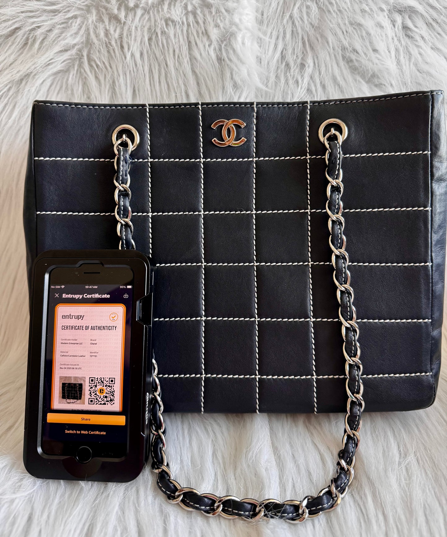 حقيبة شانيل شوكو بار بسلسلة من الجلد مع حقيبة شانيل كانفاس مجانية