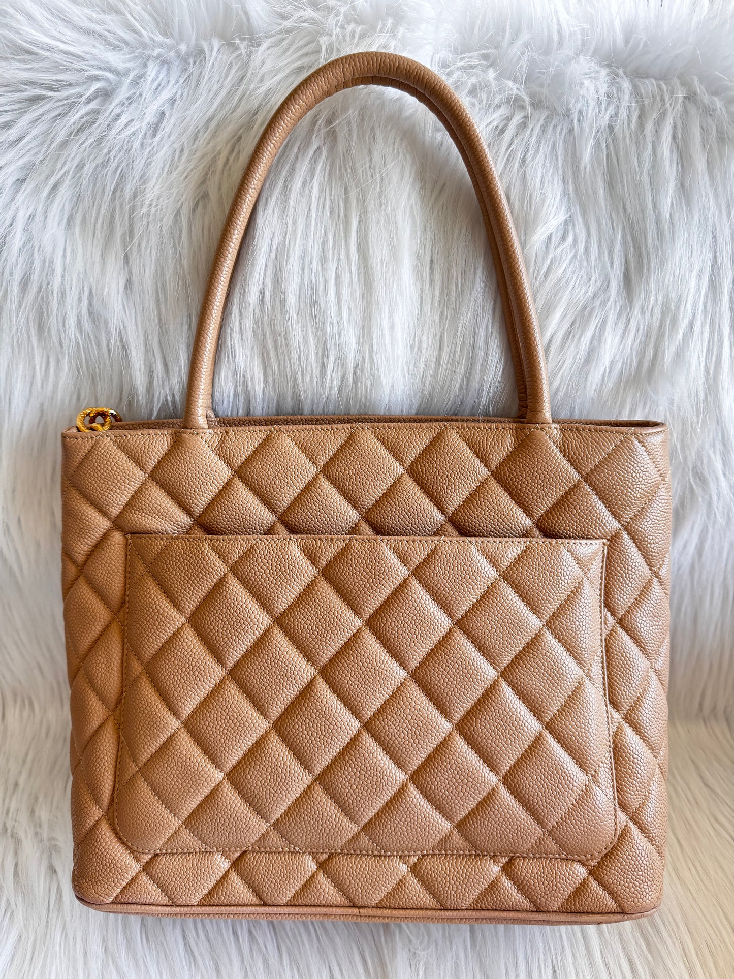 حقيبة شانيل شوكو بار بسلسلة من الجلد مع حقيبة شانيل كانفاس مجانية