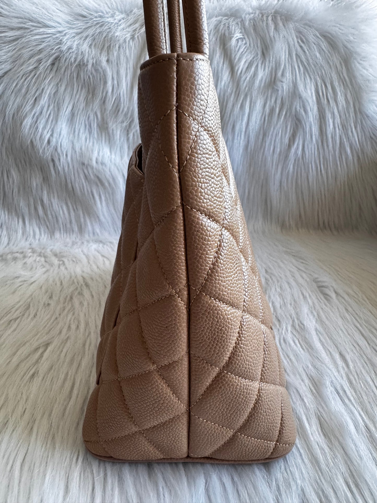 حقيبة شانيل شوكو بار بسلسلة من الجلد مع حقيبة شانيل كانفاس مجانية