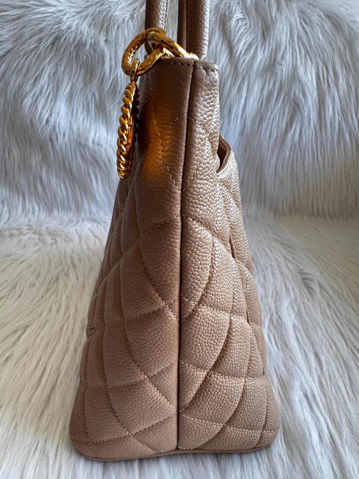 حقيبة شانيل شوكو بار بسلسلة من الجلد مع حقيبة شانيل كانفاس مجانية