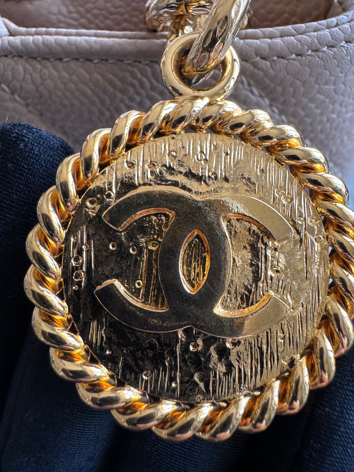 حقيبة شانيل شوكو بار بسلسلة من الجلد مع حقيبة شانيل كانفاس مجانية