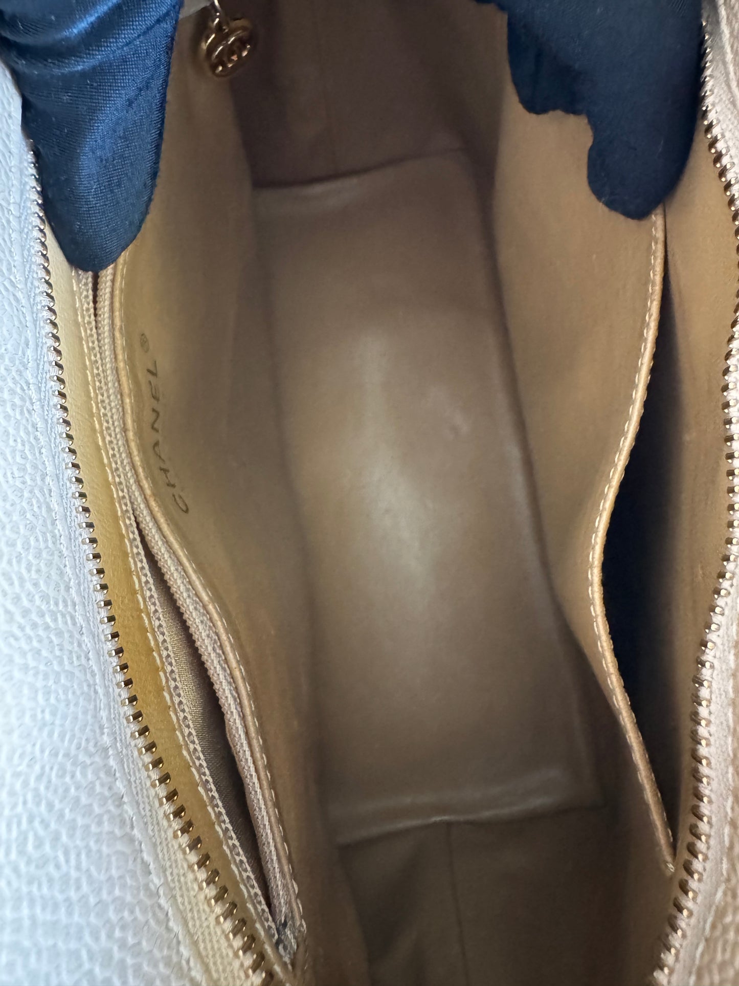 حقيبة شانيل شوكو بار بسلسلة من الجلد مع حقيبة شانيل كانفاس مجانية