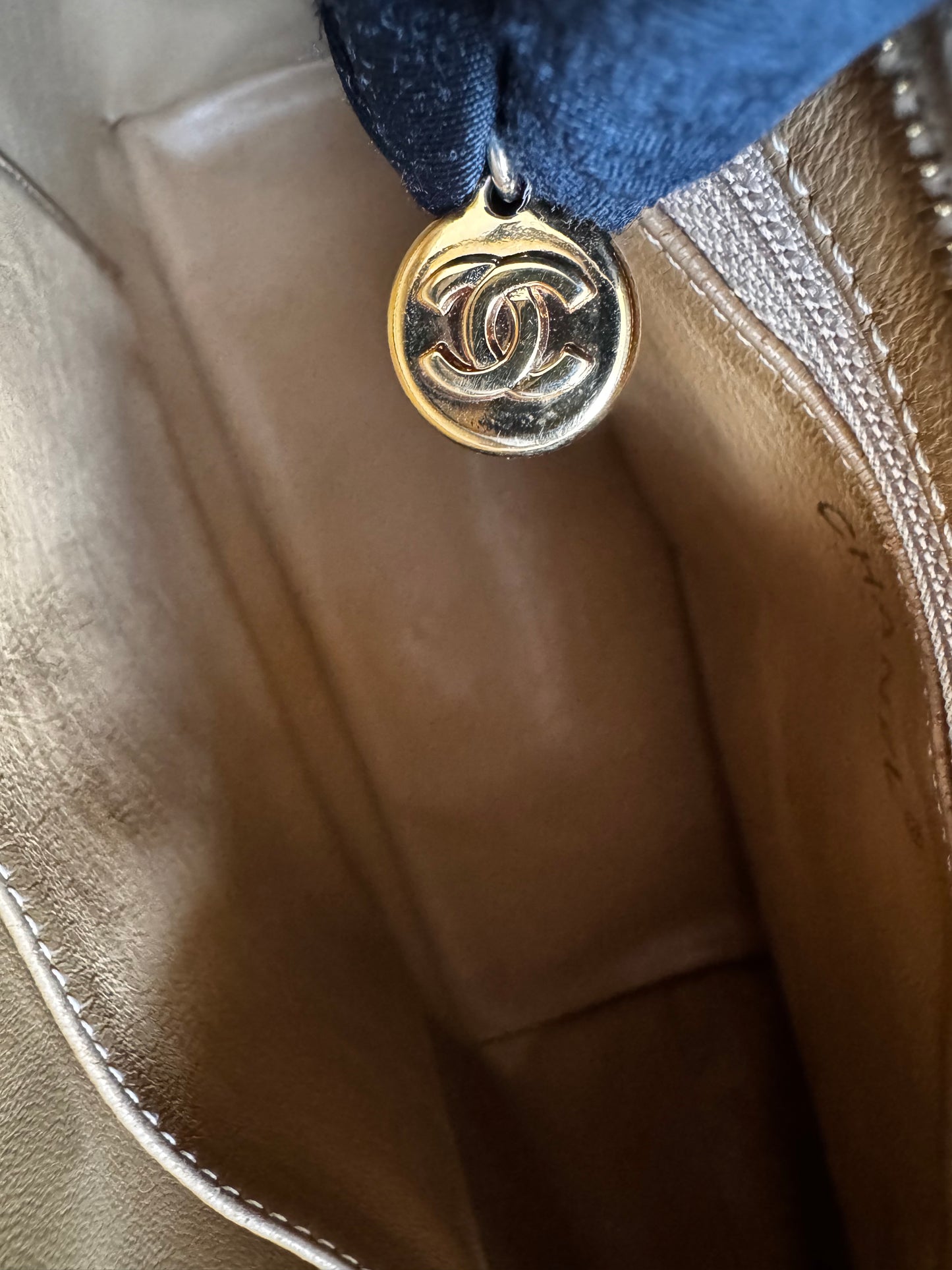 حقيبة شانيل شوكو بار بسلسلة من الجلد مع حقيبة شانيل كانفاس مجانية