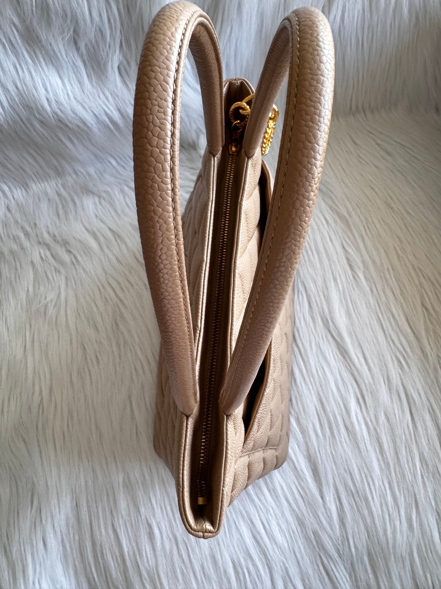 حقيبة شانيل شوكو بار بسلسلة من الجلد مع حقيبة شانيل كانفاس مجانية