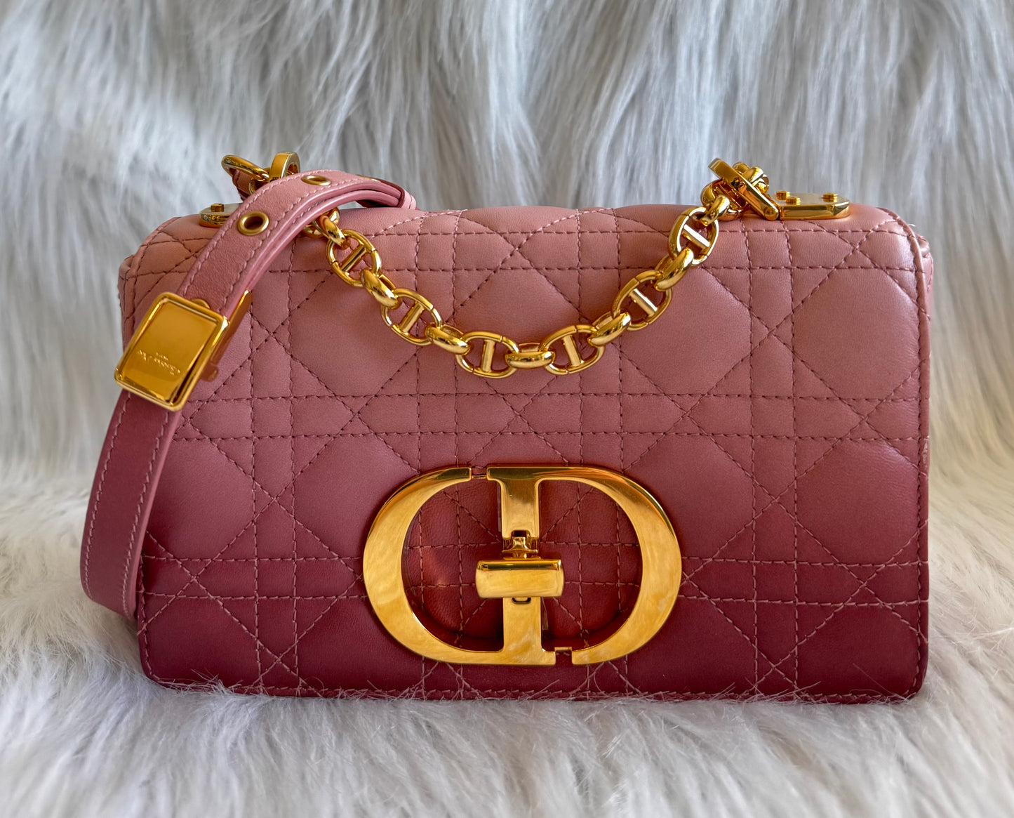 حقيبة كتف تروتر باللون الأزرق الداكن من كريستيان ديور