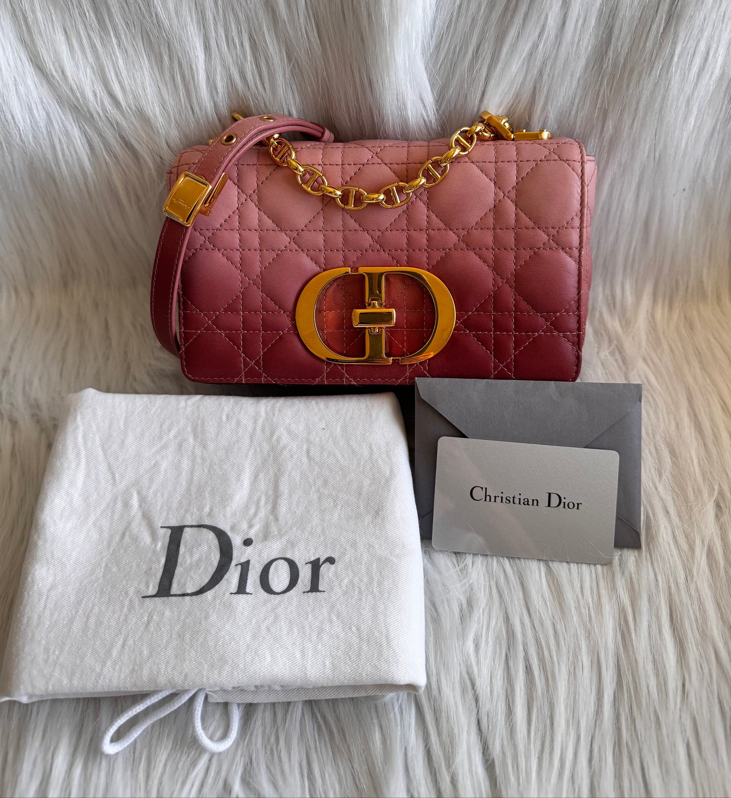 حقيبة كتف تروتر باللون الأزرق الداكن من كريستيان ديور