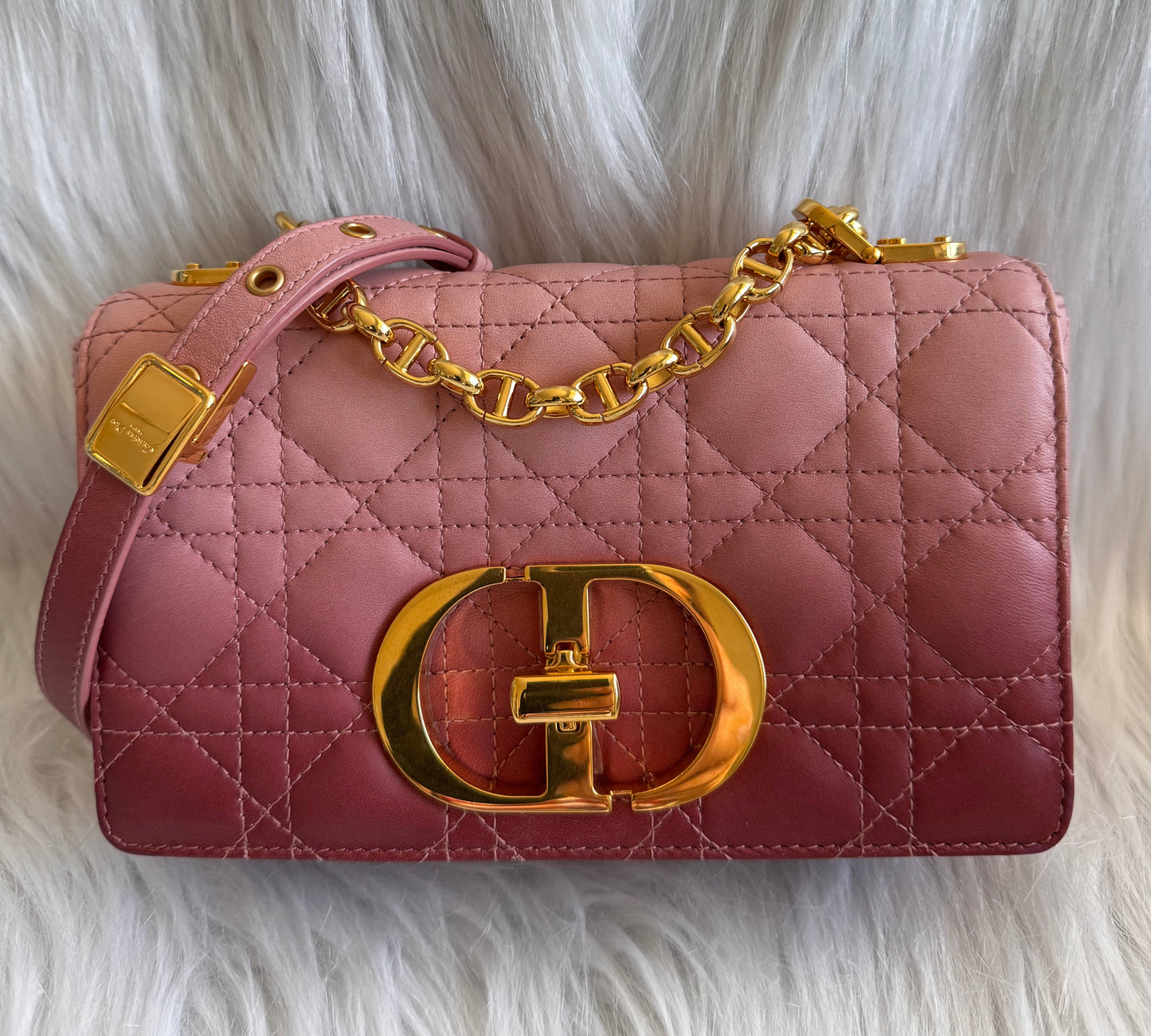 حقيبة كتف تروتر باللون الأزرق الداكن من كريستيان ديور