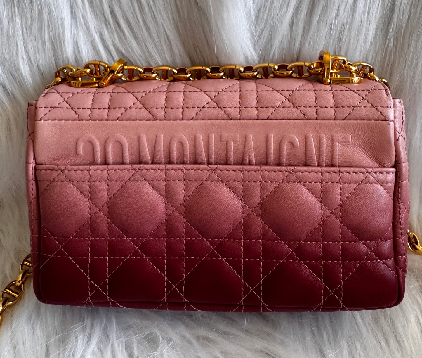 حقيبة كتف تروتر باللون الأزرق الداكن من كريستيان ديور