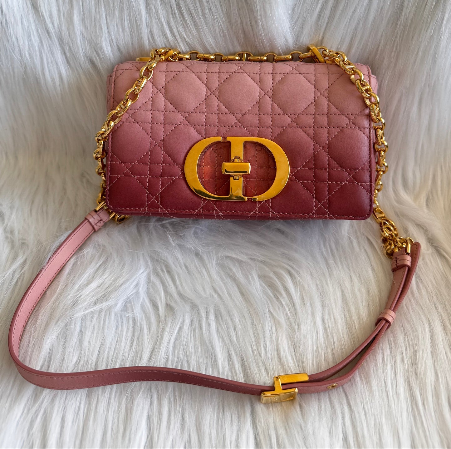 حقيبة كتف تروتر باللون الأزرق الداكن من كريستيان ديور