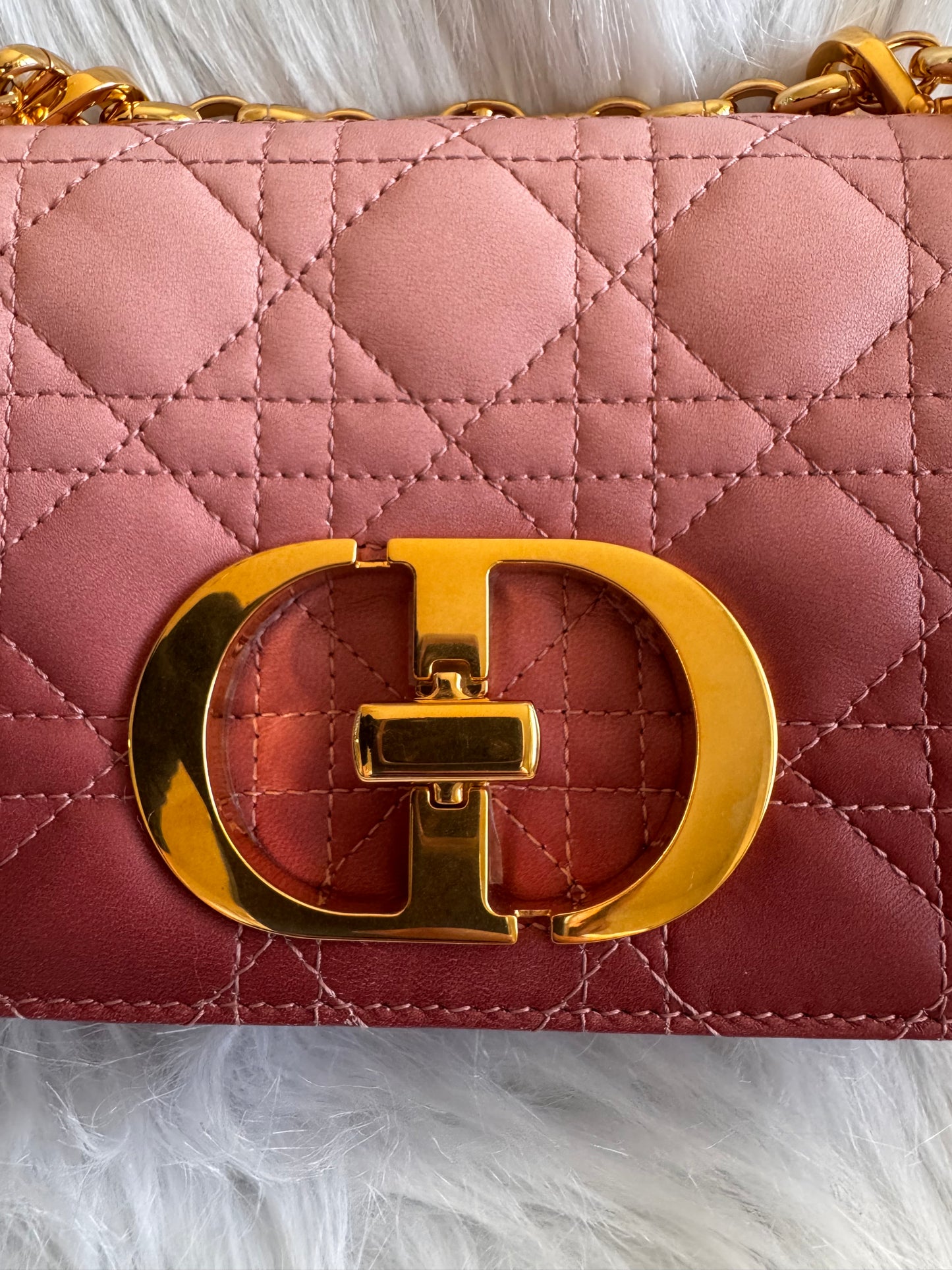 حقيبة كتف تروتر باللون الأزرق الداكن من كريستيان ديور