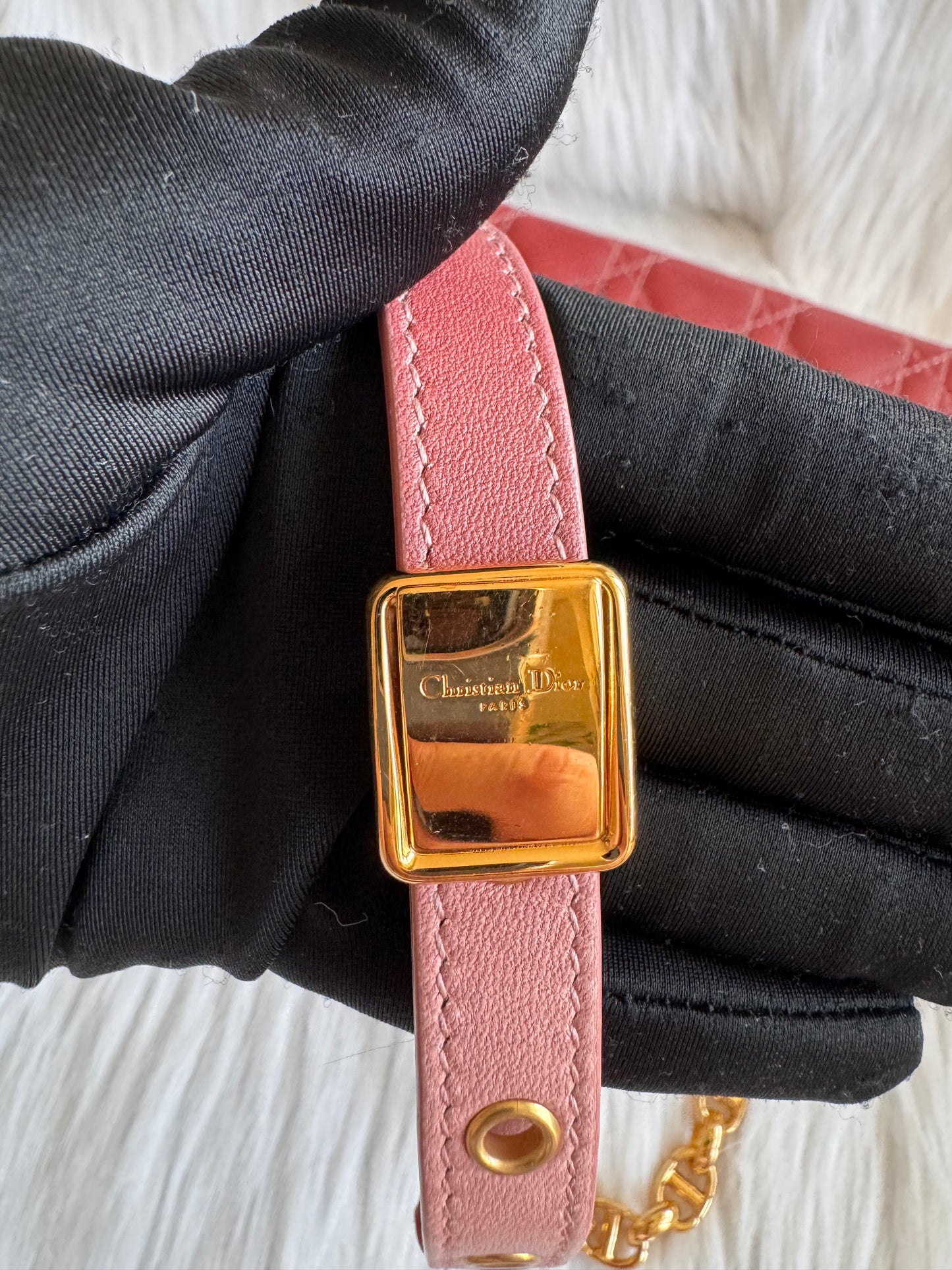 حقيبة كتف تروتر باللون الأزرق الداكن من كريستيان ديور