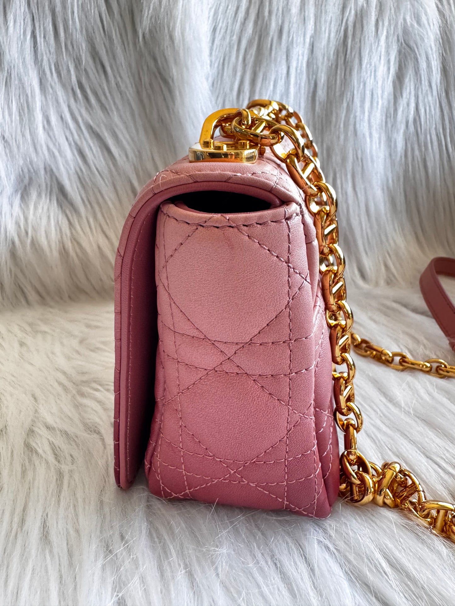 حقيبة كتف تروتر باللون الأزرق الداكن من كريستيان ديور