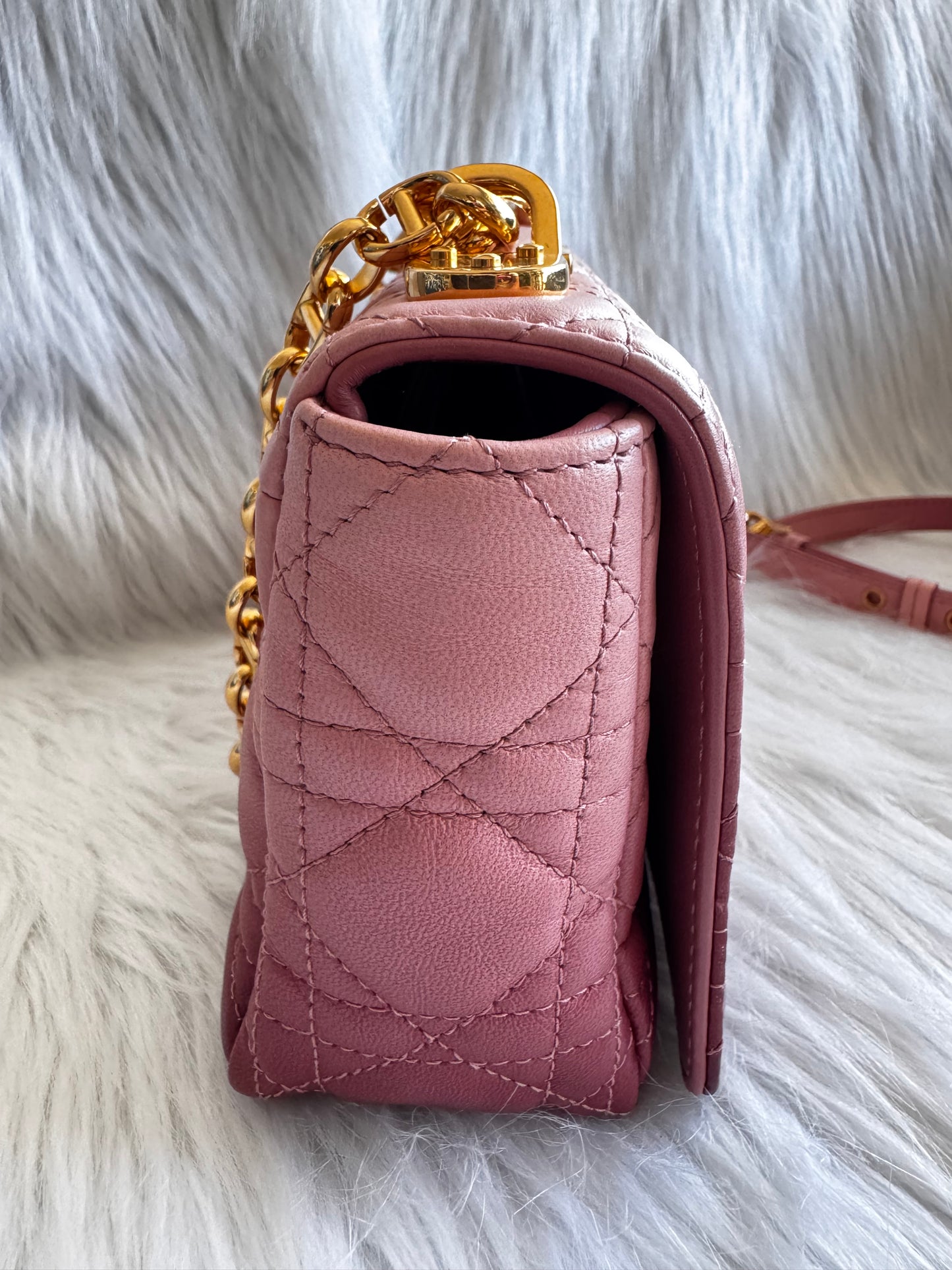 حقيبة كتف تروتر باللون الأزرق الداكن من كريستيان ديور