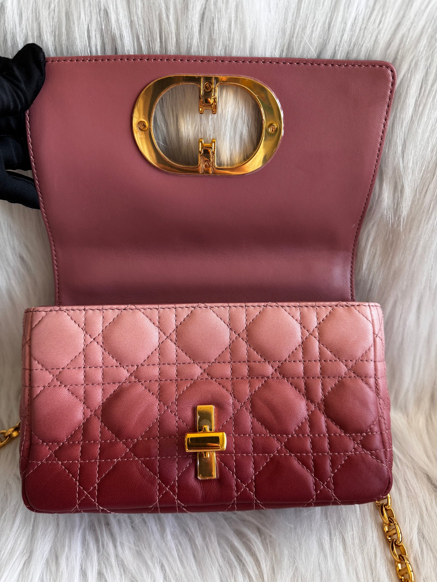 حقيبة كتف تروتر باللون الأزرق الداكن من كريستيان ديور