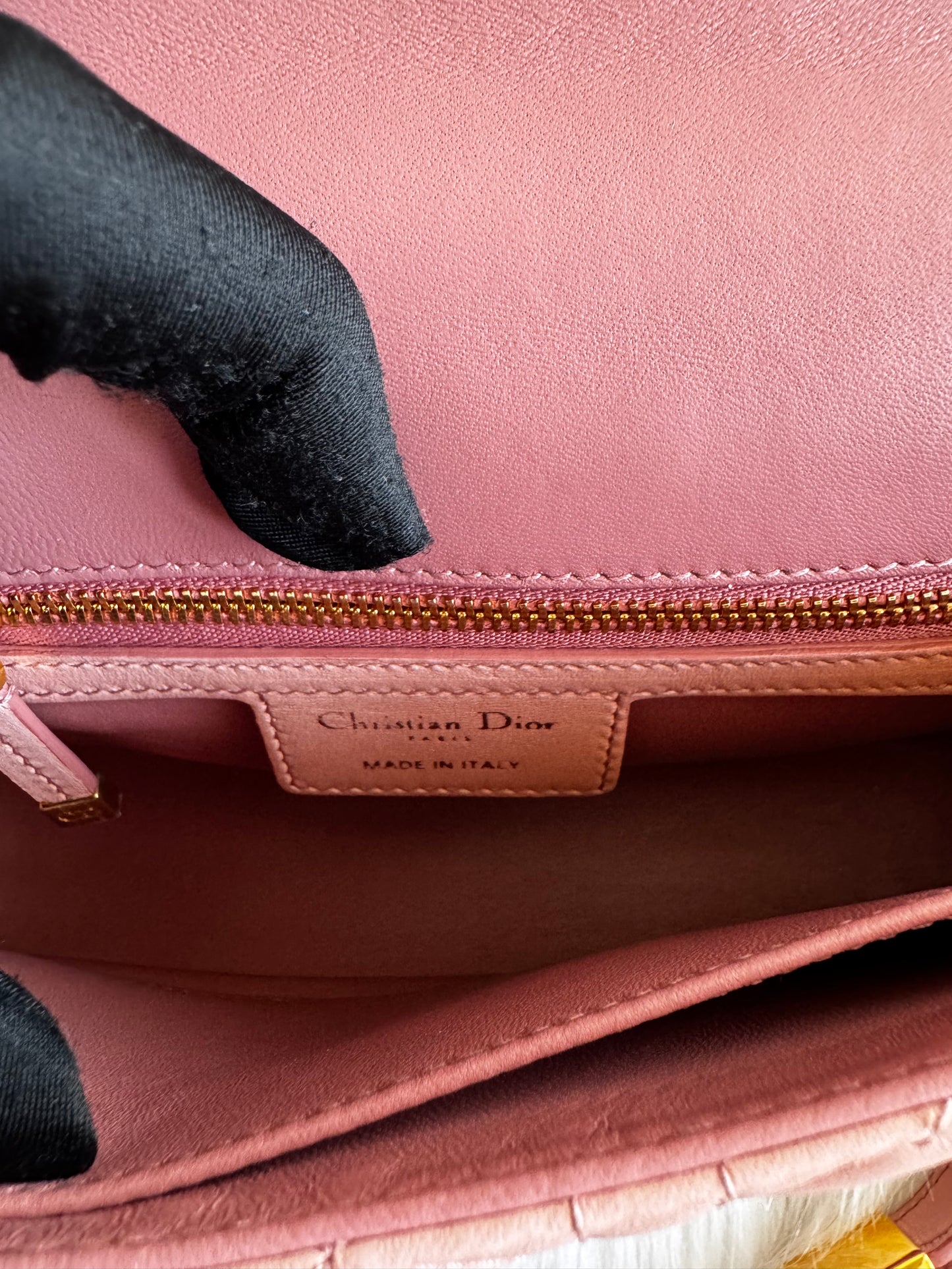 حقيبة كتف تروتر باللون الأزرق الداكن من كريستيان ديور