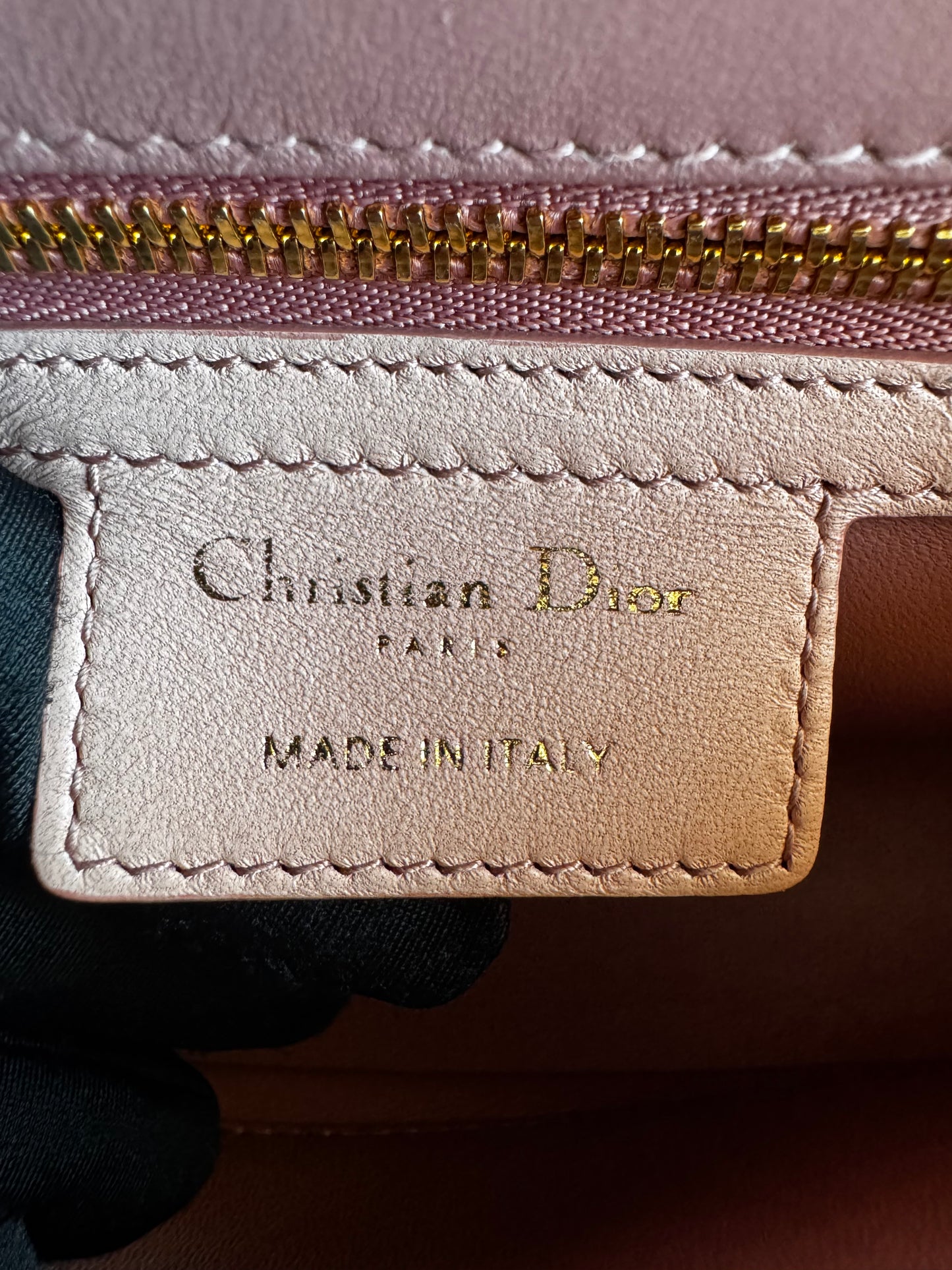 حقيبة كتف تروتر باللون الأزرق الداكن من كريستيان ديور