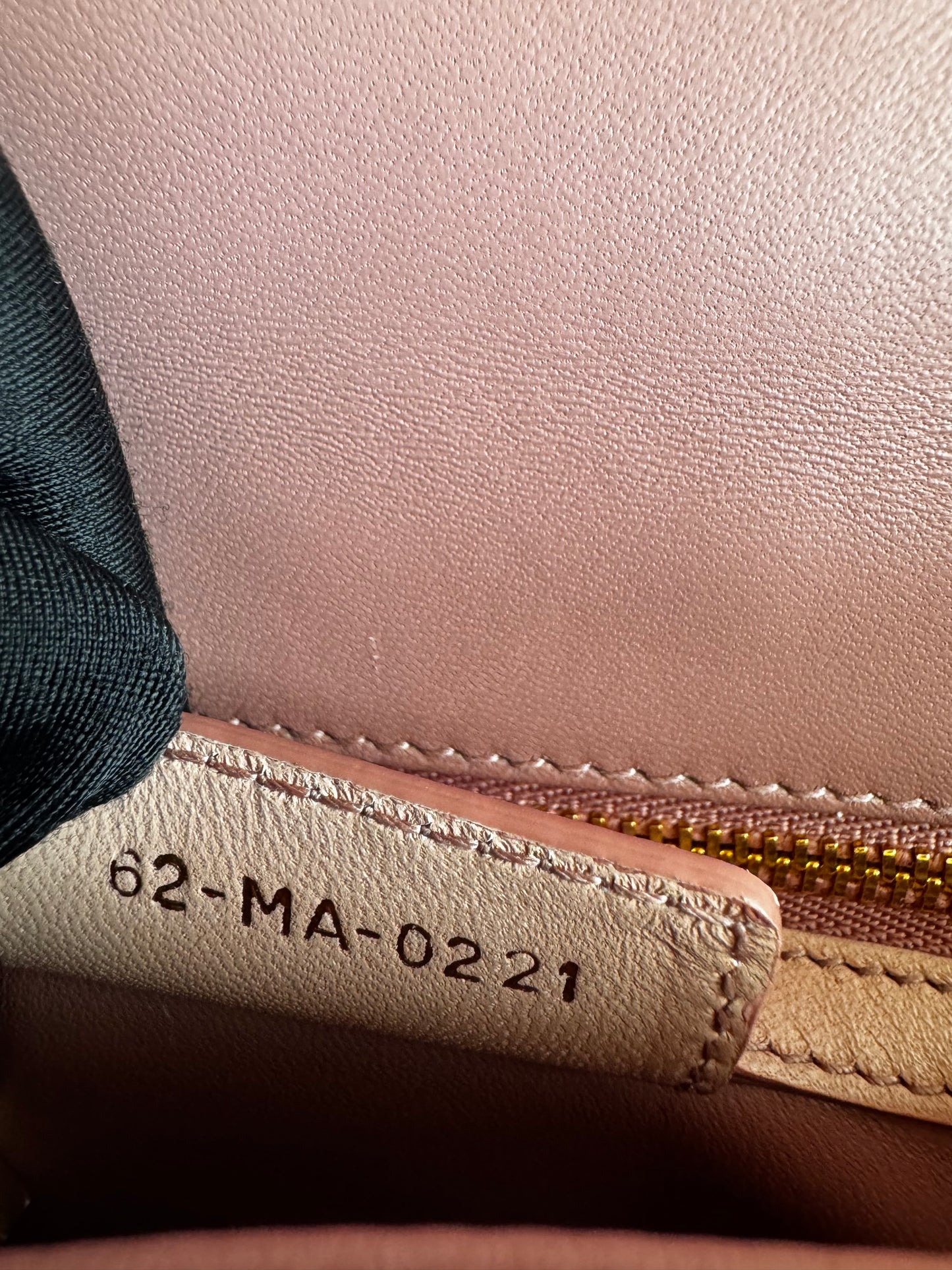 حقيبة كتف تروتر باللون الأزرق الداكن من كريستيان ديور