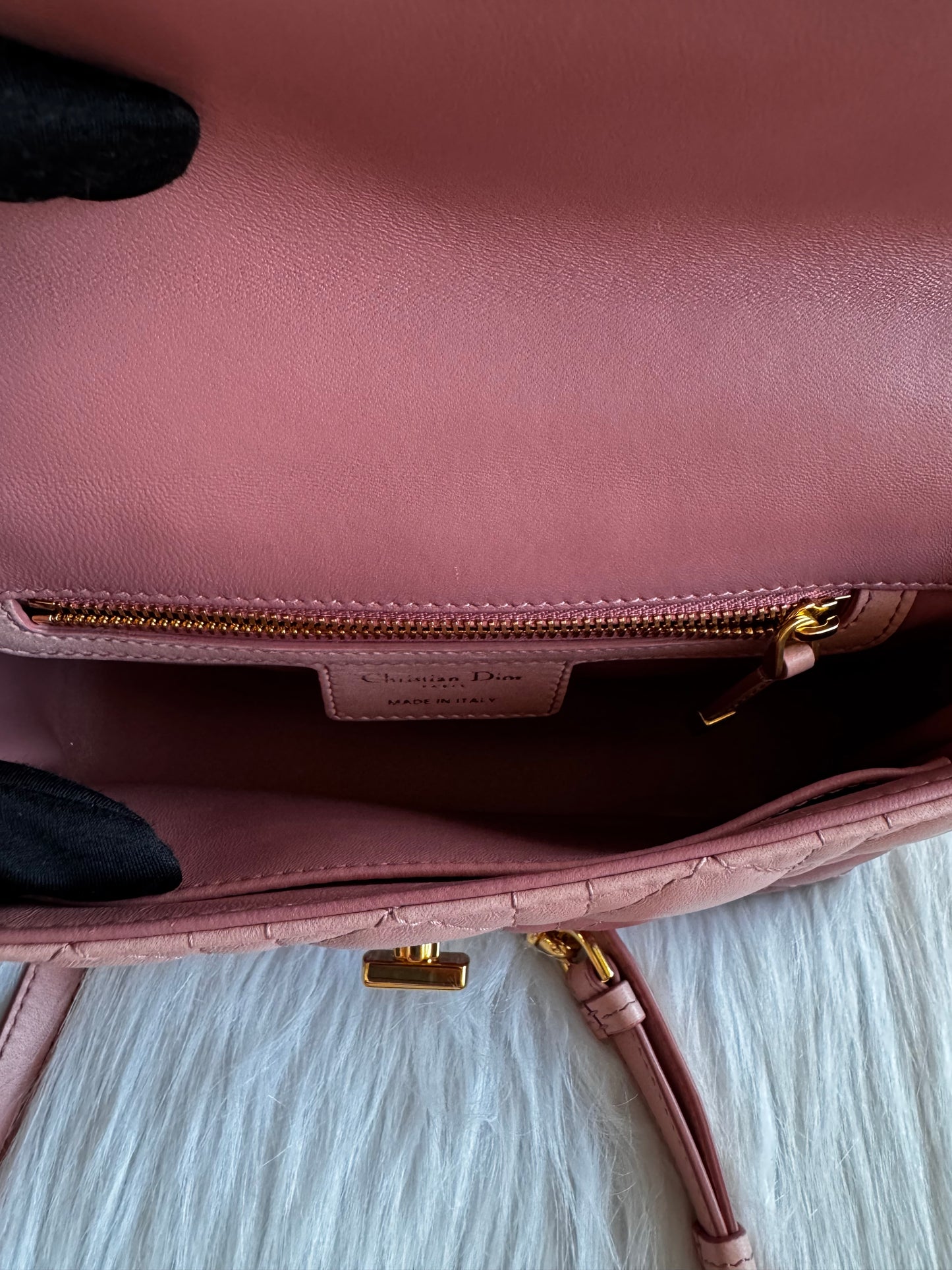 حقيبة كتف تروتر باللون الأزرق الداكن من كريستيان ديور