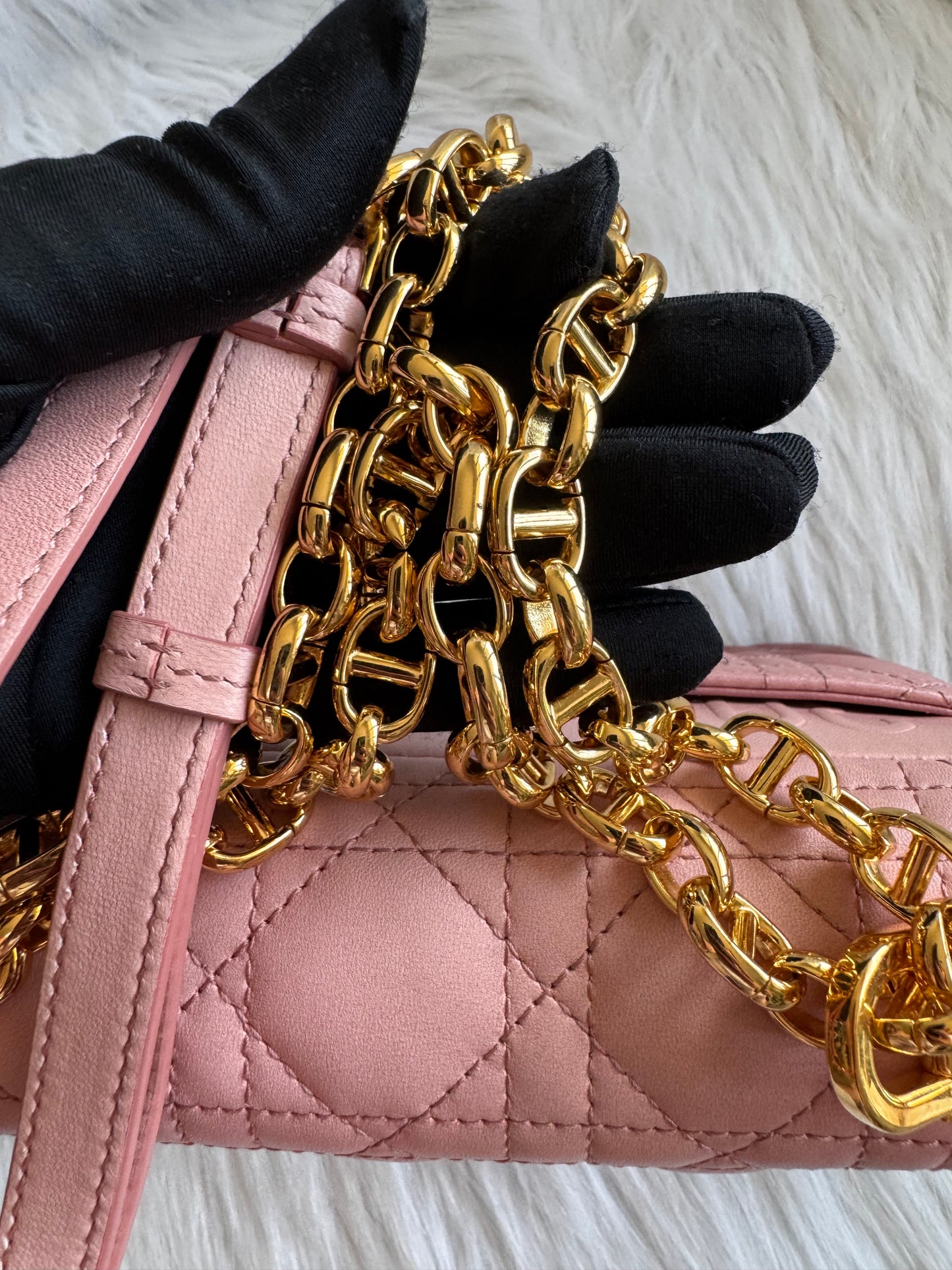 حقيبة كتف تروتر باللون الأزرق الداكن من كريستيان ديور