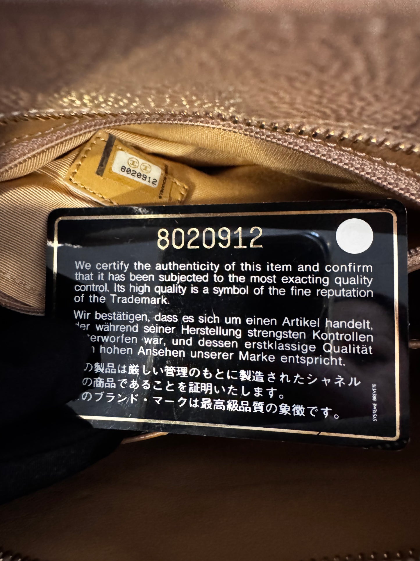 حقيبة شانيل شوكو بار بسلسلة من الجلد مع حقيبة شانيل كانفاس مجانية