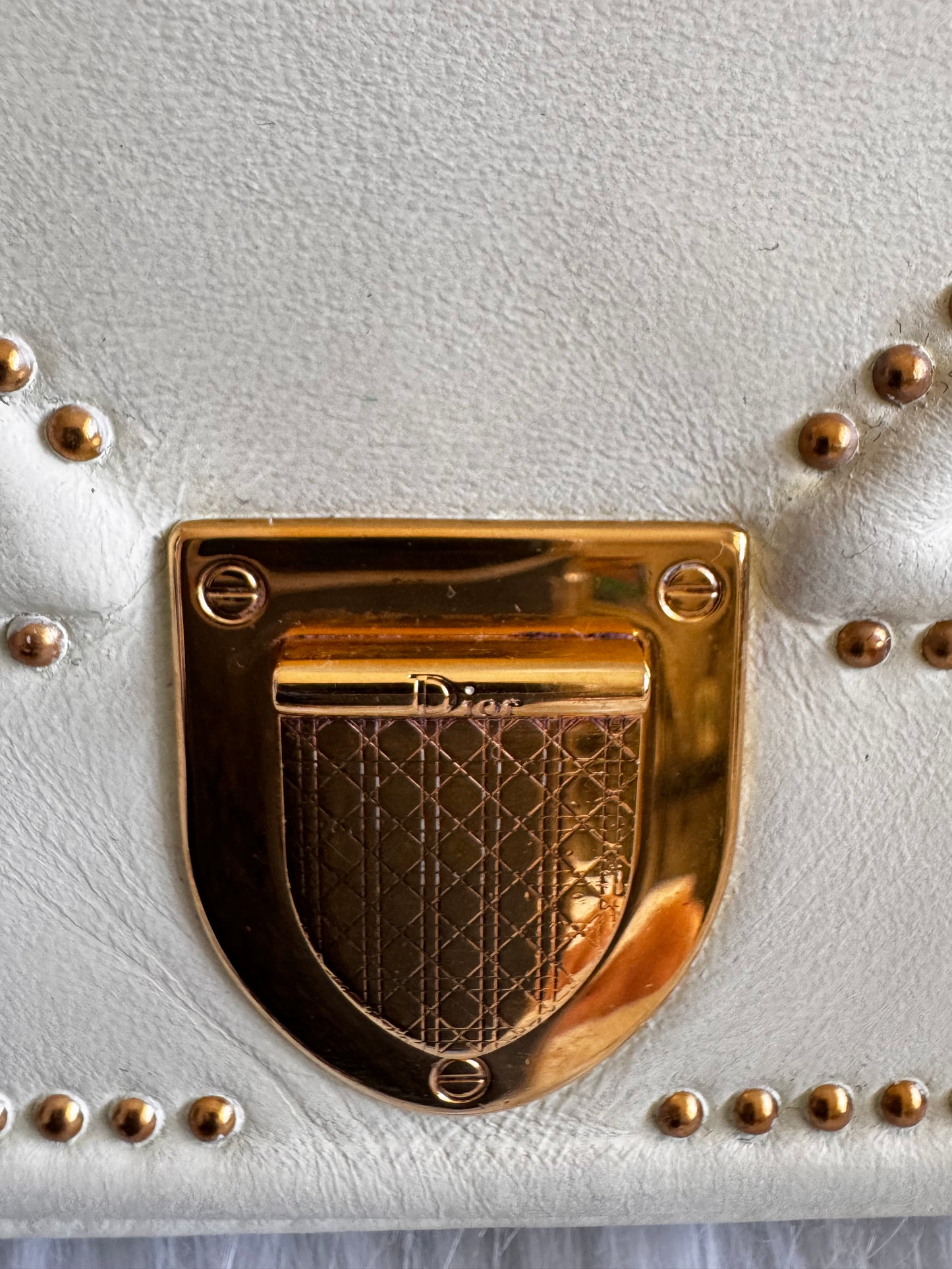 حقيبة كتف تروتر باللون الأزرق الداكن من كريستيان ديور