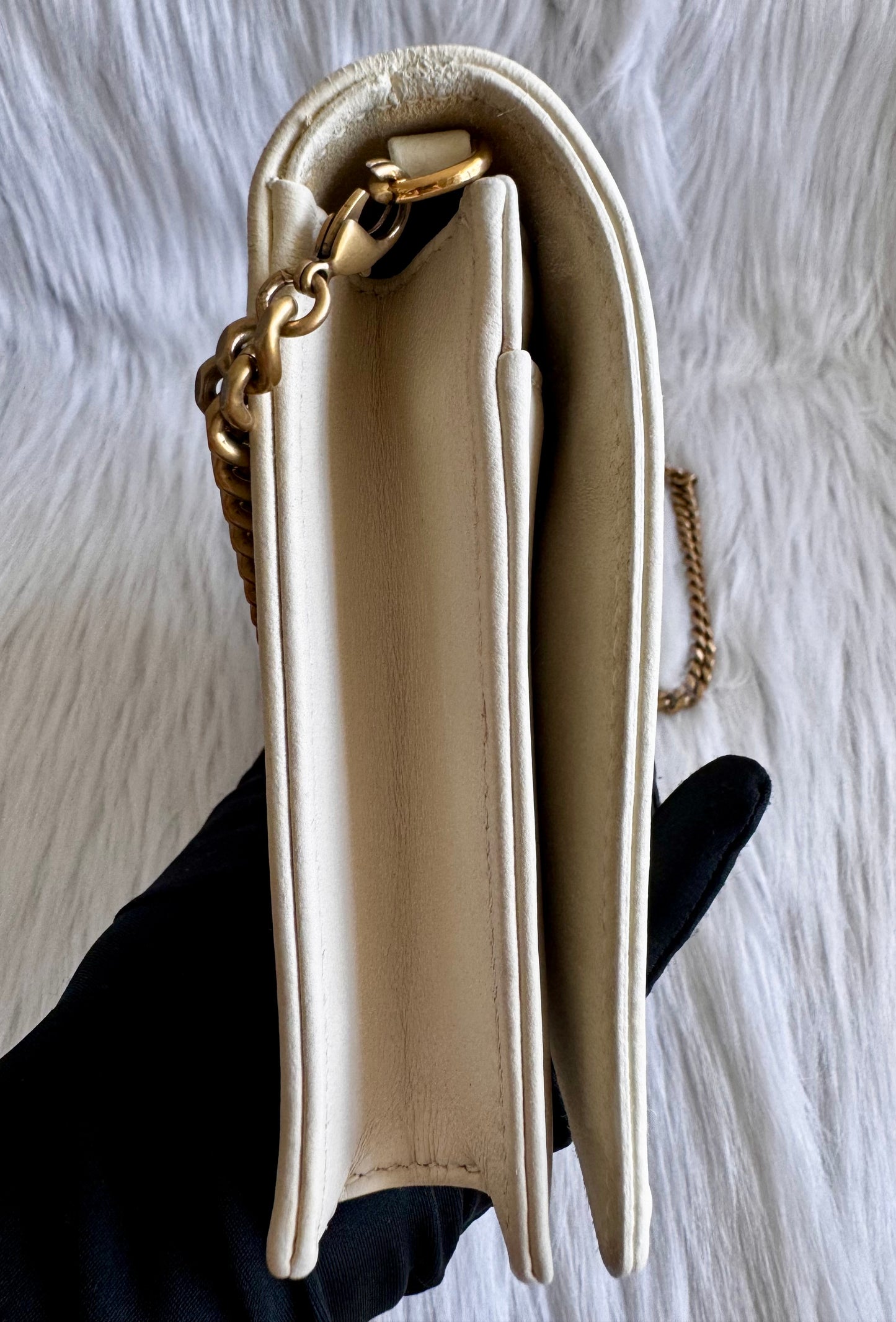 حقيبة كتف تروتر باللون الأزرق الداكن من كريستيان ديور