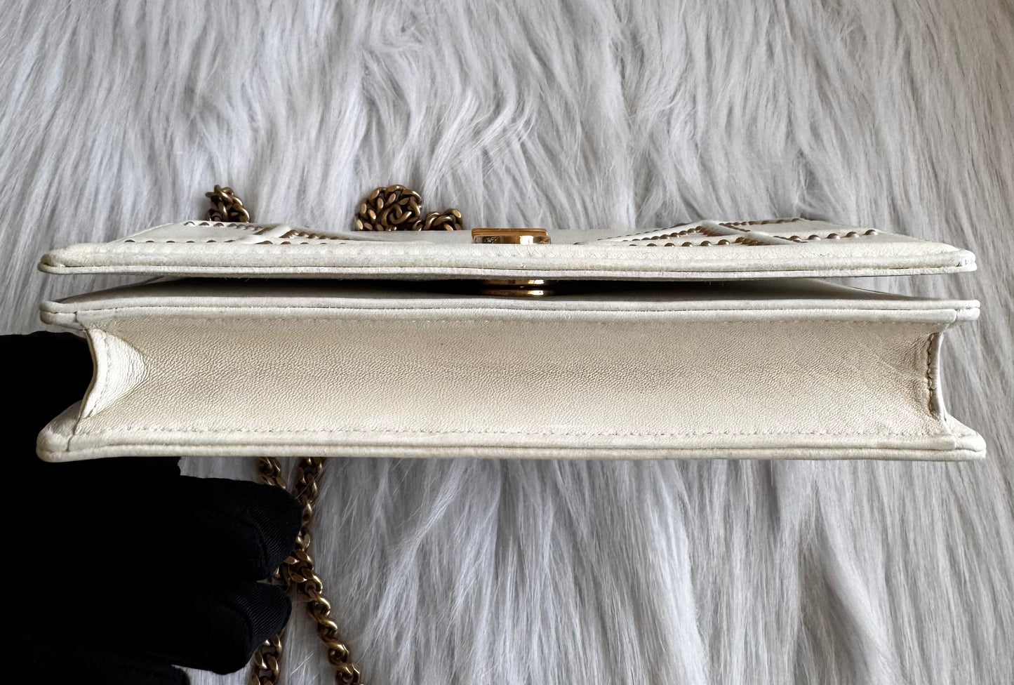 حقيبة كتف تروتر باللون الأزرق الداكن من كريستيان ديور