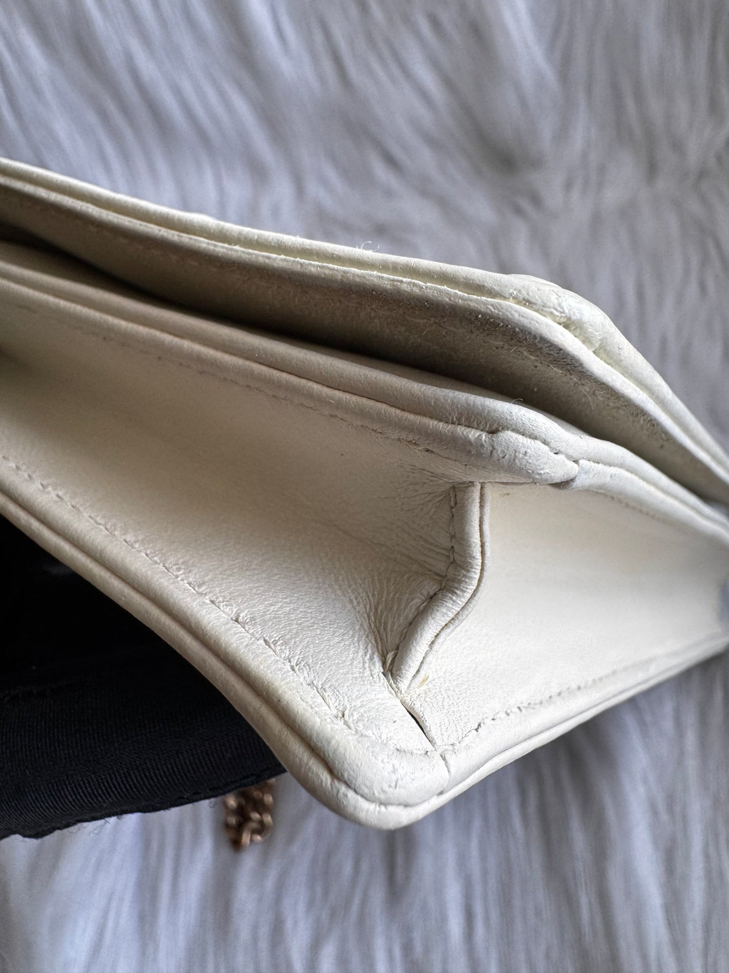 حقيبة كتف تروتر باللون الأزرق الداكن من كريستيان ديور