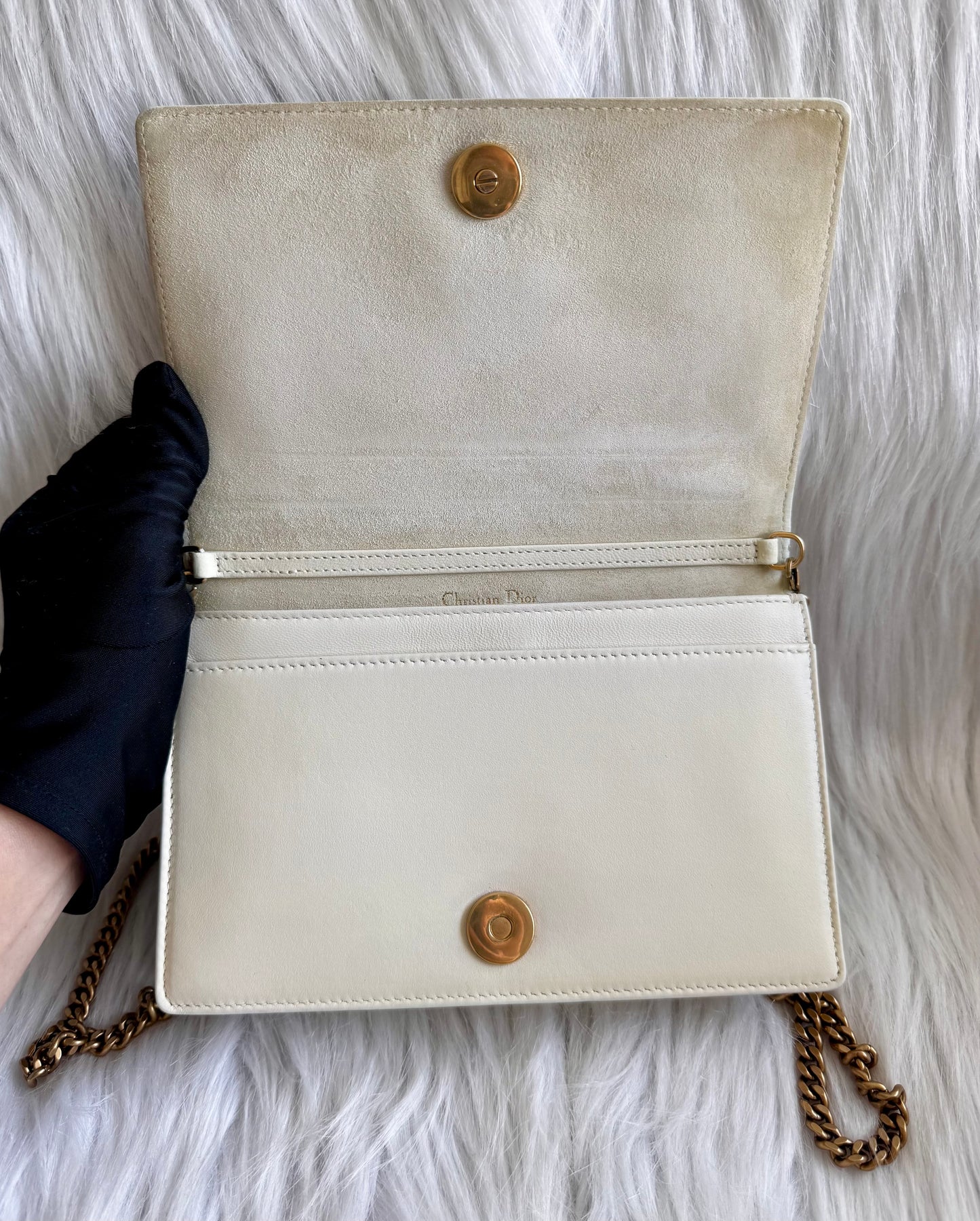 حقيبة كتف تروتر باللون الأزرق الداكن من كريستيان ديور