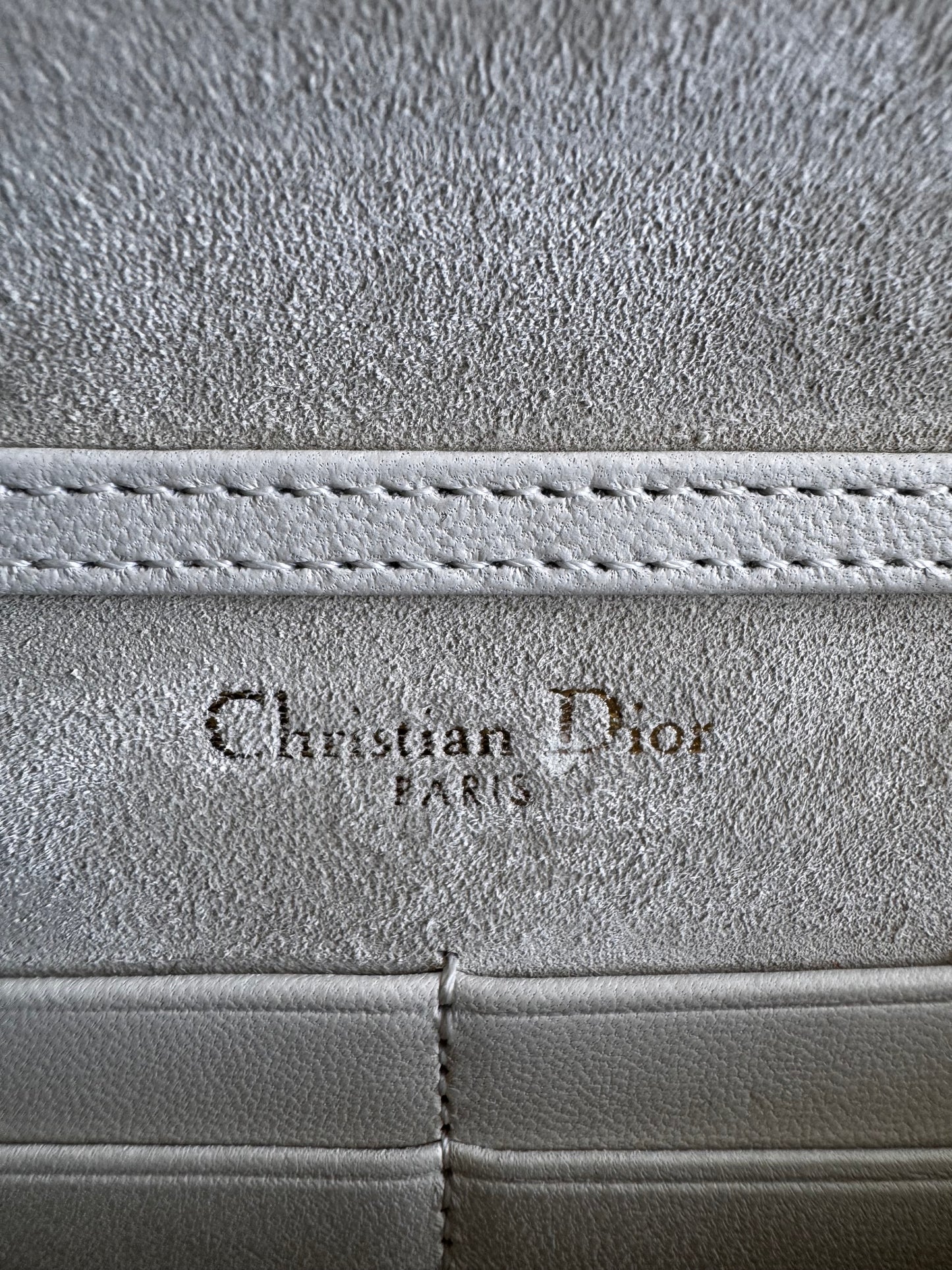 حقيبة كتف تروتر باللون الأزرق الداكن من كريستيان ديور