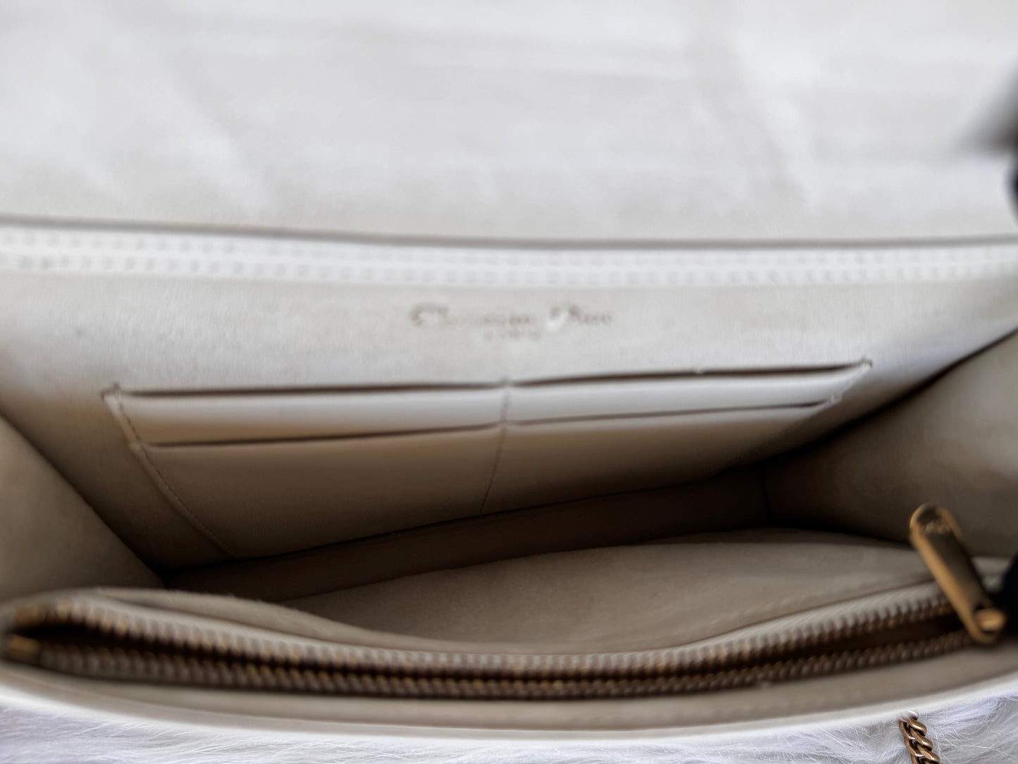 حقيبة كتف تروتر باللون الأزرق الداكن من كريستيان ديور