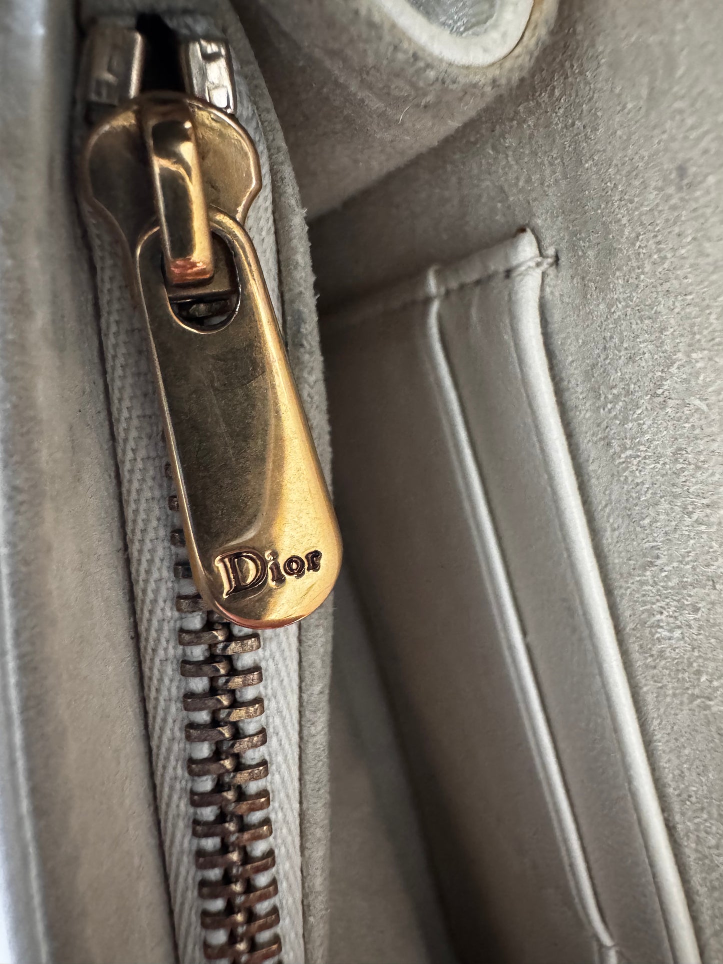 حقيبة كتف تروتر باللون الأزرق الداكن من كريستيان ديور