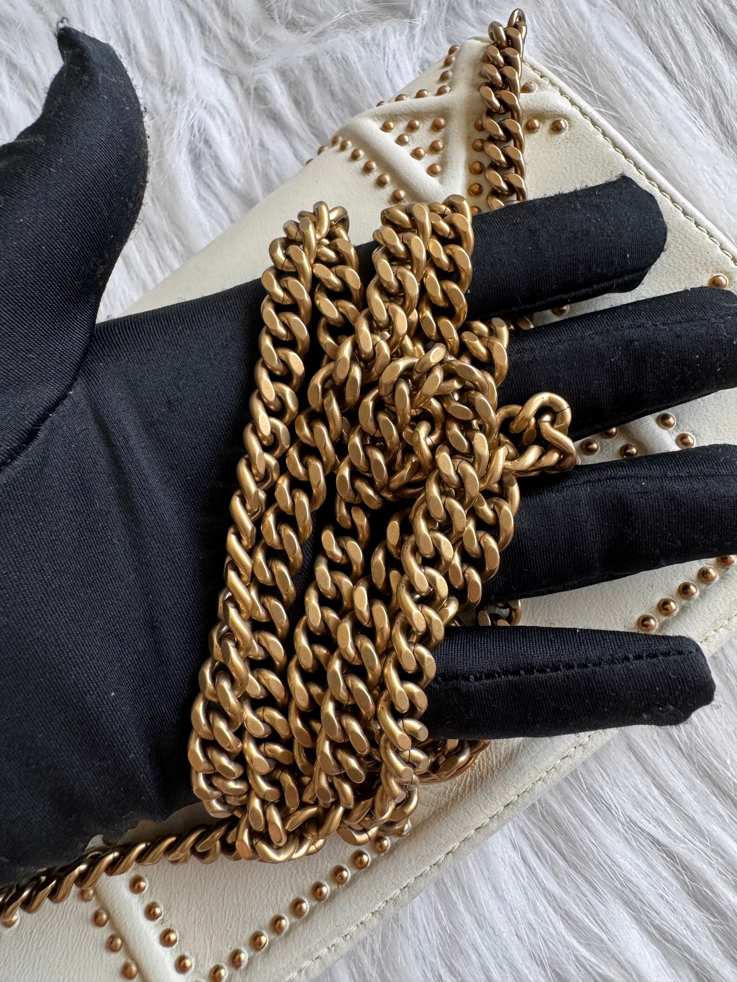 حقيبة كتف تروتر باللون الأزرق الداكن من كريستيان ديور