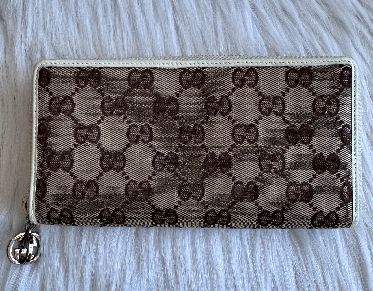 محفظة Gucci GG Marmont بسحاب دائري - أسود