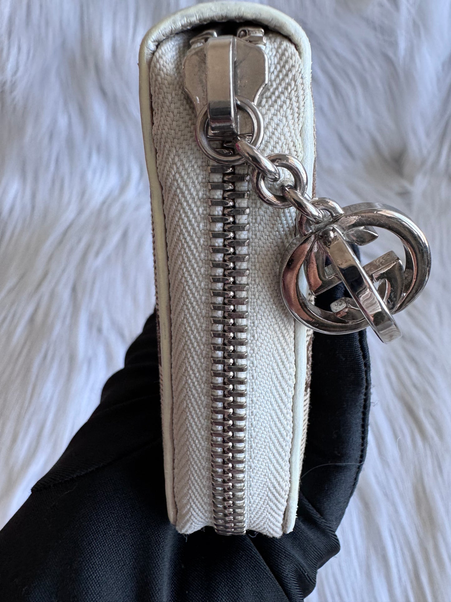 محفظة Gucci GG Marmont بسحاب دائري - أسود