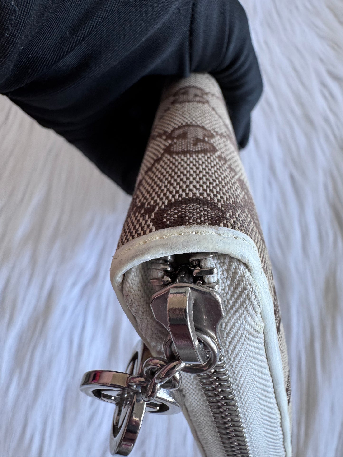 محفظة Gucci GG Marmont بسحاب دائري - أسود