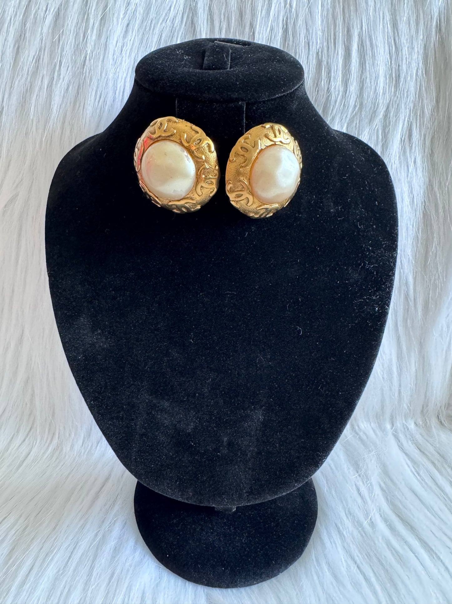 Chanel CC Logo Pearl Clip-On earrings