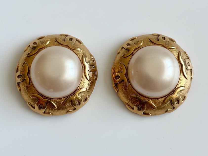 Chanel CC Logo Pearl Clip-On earrings