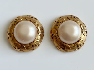 Chanel CC Logo Pearl Clip-On earrings