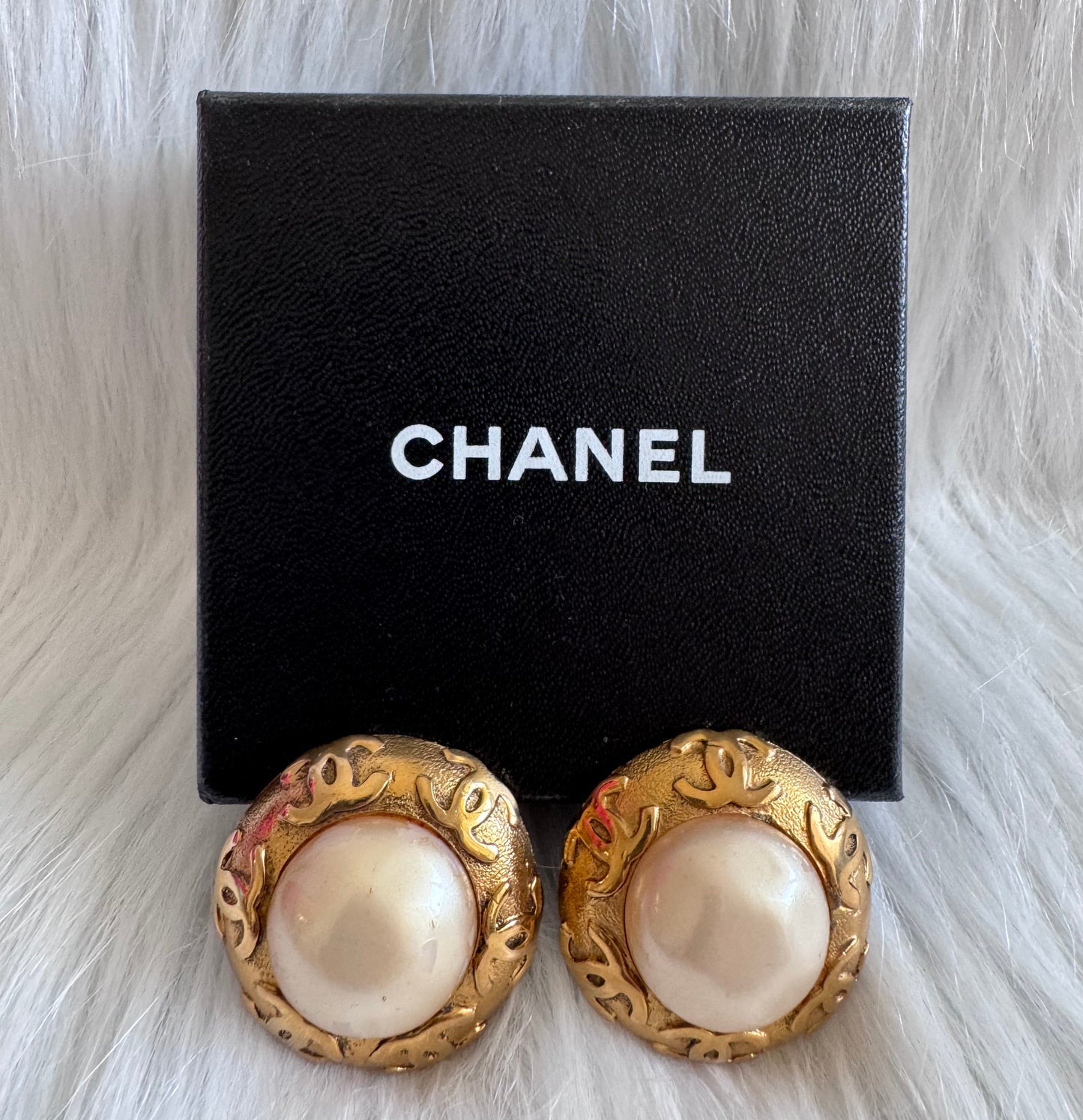 Chanel CC Logo Pearl Clip-On earrings